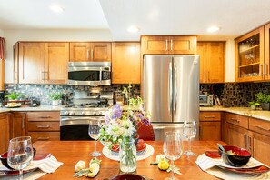 Fridge, microwave, oven, stovetop - Private Hot Tub, Close to Ski, Next to Recreational Center (Park City)