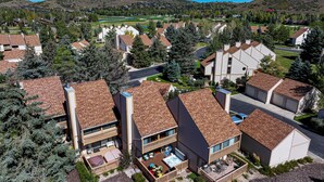 Un quartier résidentiel où les maisons se distinguent par leurs toits inclinés et où chaque patio est agrémenté d’un jacuzzi.