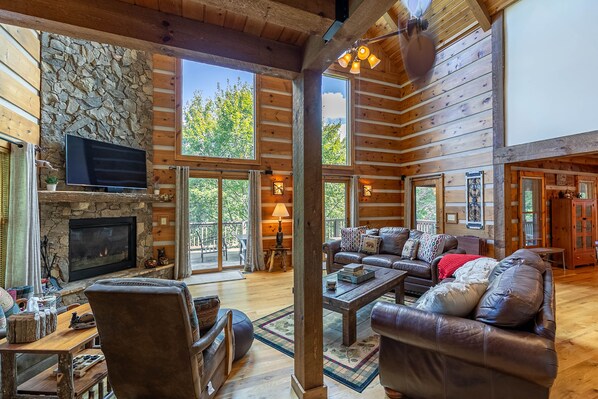 TV, fireplace, table tennis - Cari's Rivers Edge - private home in Boone with a fire pit (Boone)