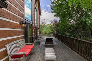 Outdoor dining - Cari's Rivers Edge - private home in Boone with a fire pit (Boone)