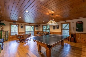 Games room - Cari's Rivers Edge - private home in Boone with a fire pit (Boone)