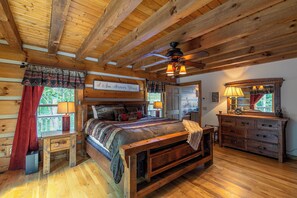 4 bedrooms, iron/ironing board, WiFi, bed sheets - Cari's Rivers Edge - private home in Boone with a fire pit (Boone)