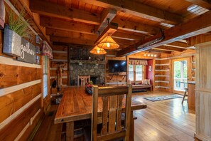 Dining - Cari's Rivers Edge - private home in Boone with a fire pit (Boone)