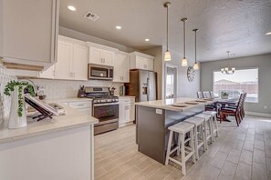 Fridge, microwave, oven, stovetop - Zions Sand Hollow St George Beautiful National Parks (Hurricane)