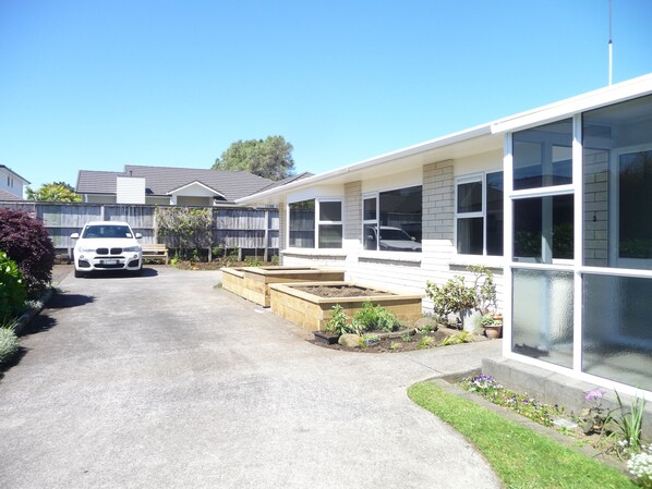 Property grounds - Warm and welcoming on Whiteley (New Plymouth)