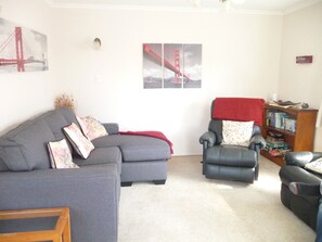 Smart TV - Warm and welcoming on Whiteley (New Plymouth)