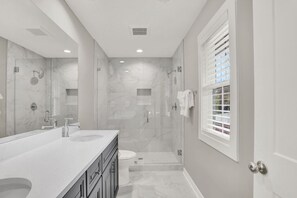 Combined shower/tub, hair dryer, towels