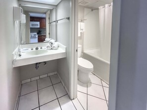 Combined shower/bathtub, hair dryer, towels, shampoo - Boardwalk 837 (Myrtle Beach)