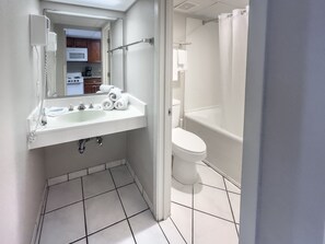 Bañera con ducha, secador de pelo, toallas