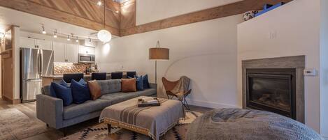 Fernseher, Kamin, Tischtennisplatte, Bücher