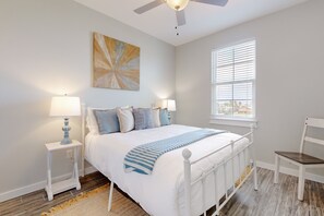 3 bedrooms, desk, free WiFi, bed sheets - Pet Friendly, Golf Cart Included, Shared Heated Resort Style Pool (Port Aransas)