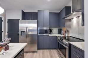 Frigorífico, microondas, horno y placa de cocina