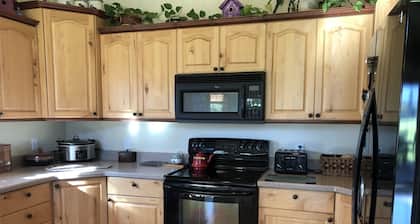 Country Farmhouse with amazing mountain views close to Glacier Park on 15 acres!