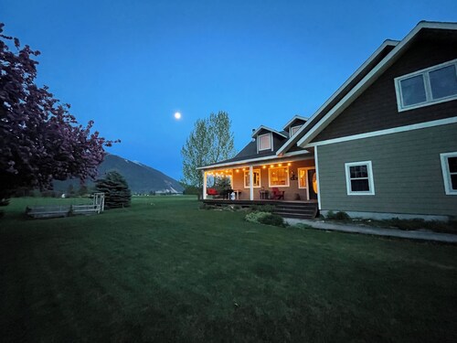 Country Farmhouse with amazing mountain views close to Glacier Park on 15 acres!