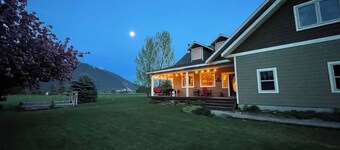 Country Farmhouse with amazing mountain views close to Glacier Park on 15 acres!