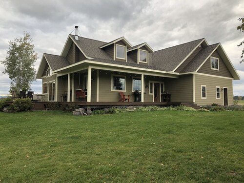 Country Farmhouse with amazing mountain views close to Glacier Park on 15 acres!