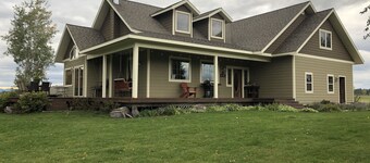 Country Farmhouse with amazing mountain views close to Glacier Park on 15 acres!