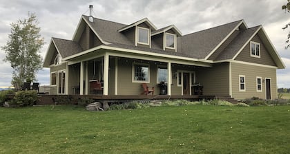 Country Farmhouse with amazing mountain views close to Glacier Park on 15 acres!
