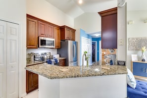 Geladeira, micro-ondas, cooktop, lava-louças
