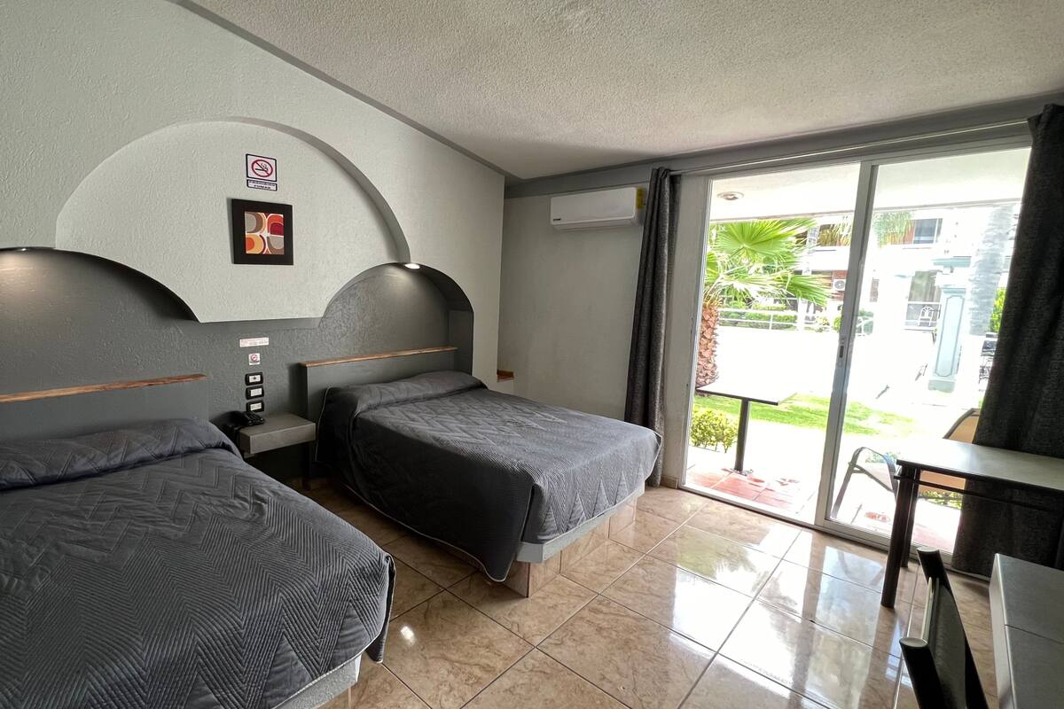 Quarto executivo, 1 quarto, para não fumantes, vista para a piscina | Wi-Fi de cortesia, roupa de cama
