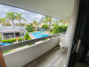 Executive-værelse - 1 soveværelse - ikke-ryger - udsigt til pool | Gratis Wi-Fi, sengetøj
