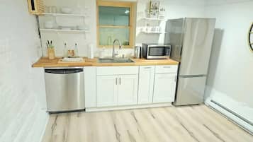 Fridge, microwave, dishwasher, coffee/tea maker