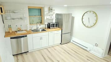 Refrigerador, microondas, lavavajillas y cafetera y tetera