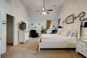 5 soverom, skrivebord, strykejern/-brett og reiseseng for barn