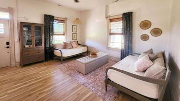 3 bedrooms, desk, free WiFi, bed sheets