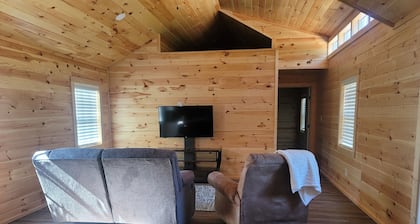 Petite Piney Paradise in Texarkana, AR.
New Cabin, Secluded, Cozy and Relaxing