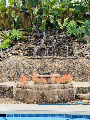 Property grounds - Spacious 4-bedroom suburban retreat in San Diego! Backyard, BBQ, Pool & Jacuzzi (San Diego)