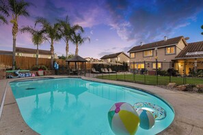 A residential backyard with a swimming pool, lounge chairs, and a barbecue area. - Spacious 4-bedroom suburban retreat in San Diego! Backyard, BBQ, Pool & Jacuzzi  (San Diego)