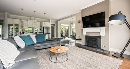 Luxury Retreat meters from Lake Sambell