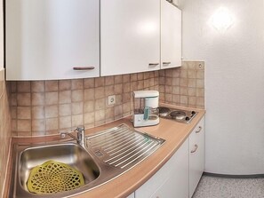 Refrigerador, parrilla de estufa, cafetera y tetera y tostadora 