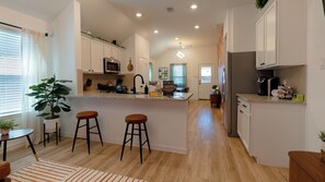 冰箱、微波炉、烤箱、炉灶