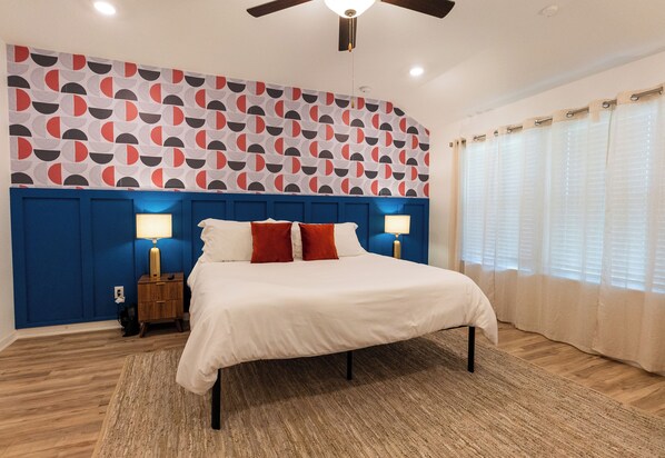 3 habitaciones, escritorio y tabla de planchar con plancha 