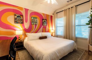 3 makuuhuonetta, työpöytä, silitysrauta/-lauta, vauvan matkasänky