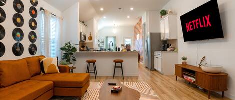 Smart-tv, videospelletjes, een dvd-speler en tafelvoetbal