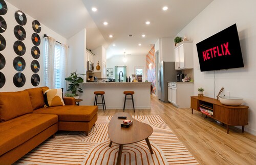 Retro Meets Farmhouse: Craftsman Home with amazing Spa like pool & nearby parks