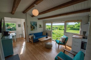 TV, DVD player - Lovely cottage with wilderness bath and view (Holbæk)
