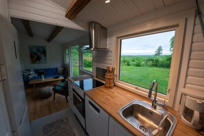 Fridge, oven, stovetop, dishwasher - Lovely cottage with wilderness bath and view (Holbæk)