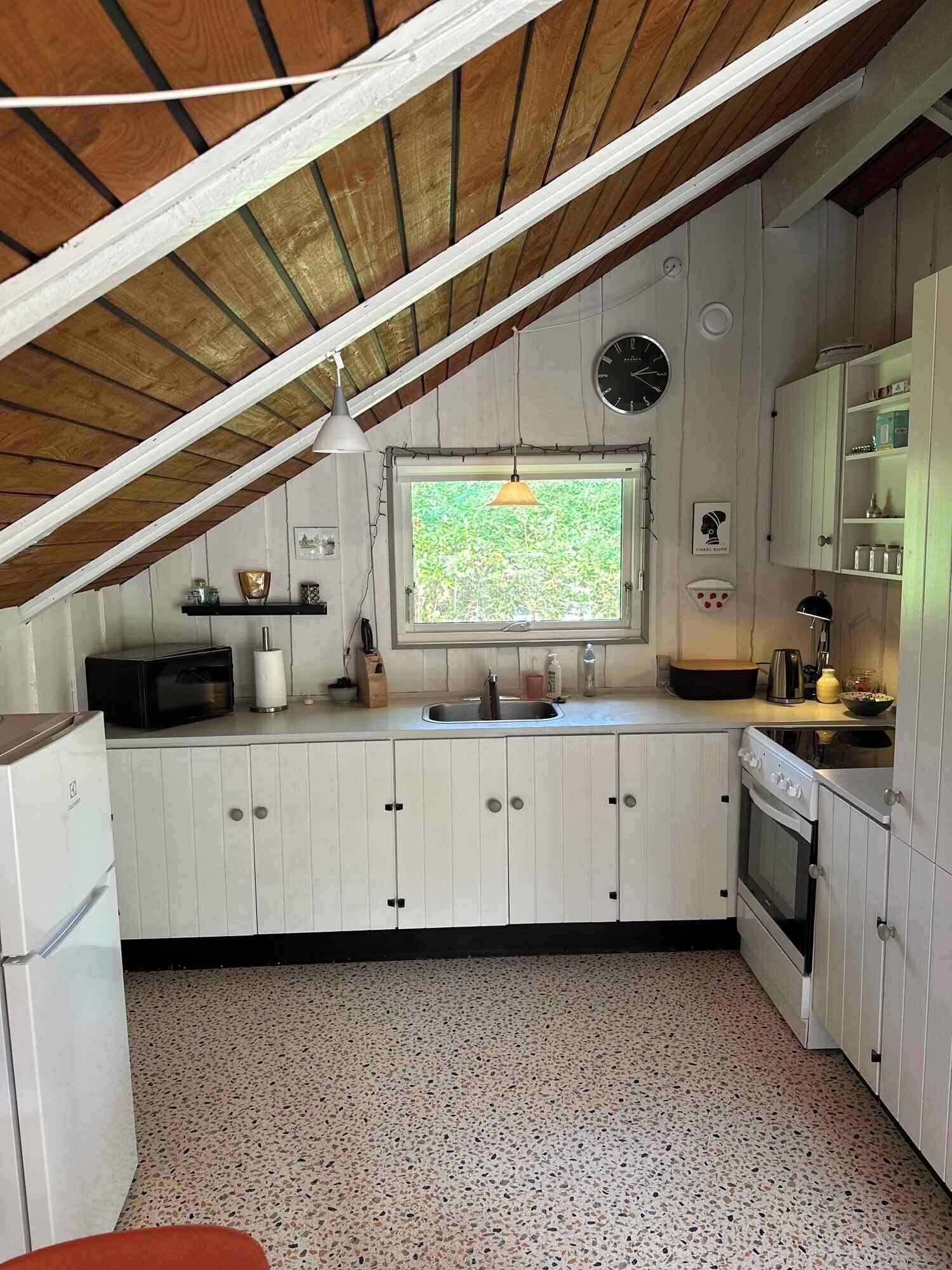 Kühlschrank, Ofen, Herdplatte, Wasserkocher mit Kaffee-/Teezubehör