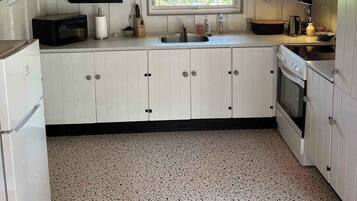 Kühlschrank, Ofen, Herdplatte, Wasserkocher mit Kaffee-/Teezubehör