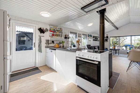 Kylskåp, ugn, spishäll och diskmaskin