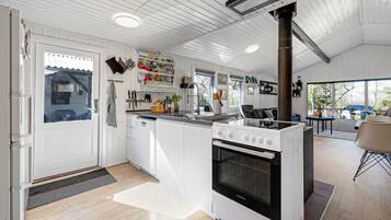 Kaffe-/temaskine, køleskab, mikrobølgeovn, ovn