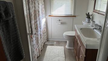 Een douche, een haardroger, handdoeken, zeep