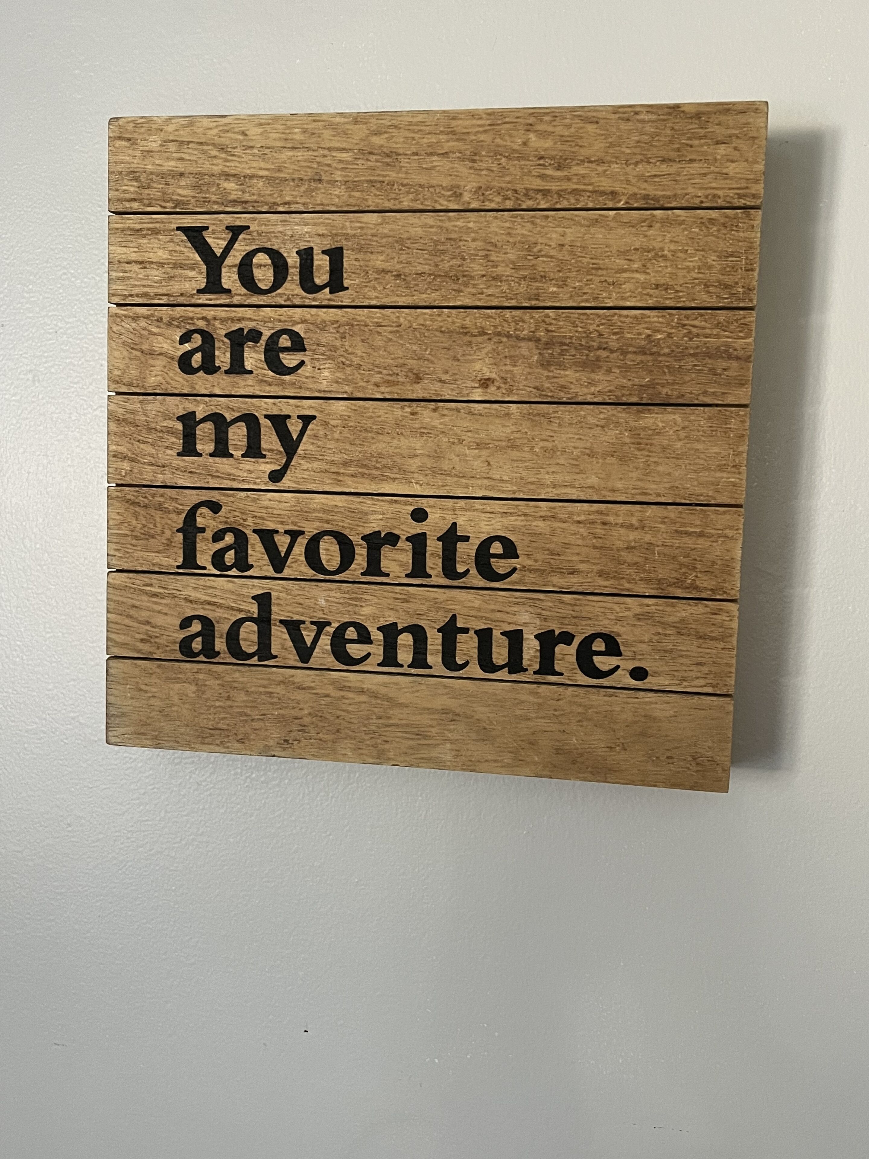 Een houten bord met de tekst 'You are my favorite adventure'.
