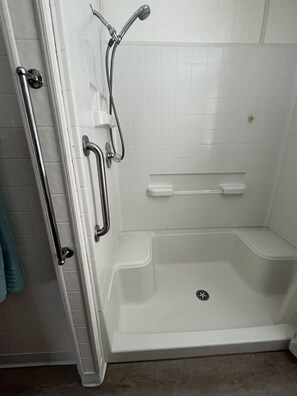 Een douche, een haardroger, handdoeken, zeep