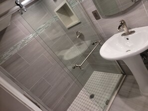 シャワー、ヘアドライヤー、タオル、石鹸