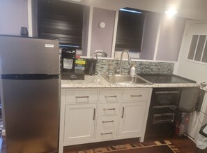 Fridge, microwave, stovetop, coffee/tea maker - The Subterranean Haven (Mount Vernon)